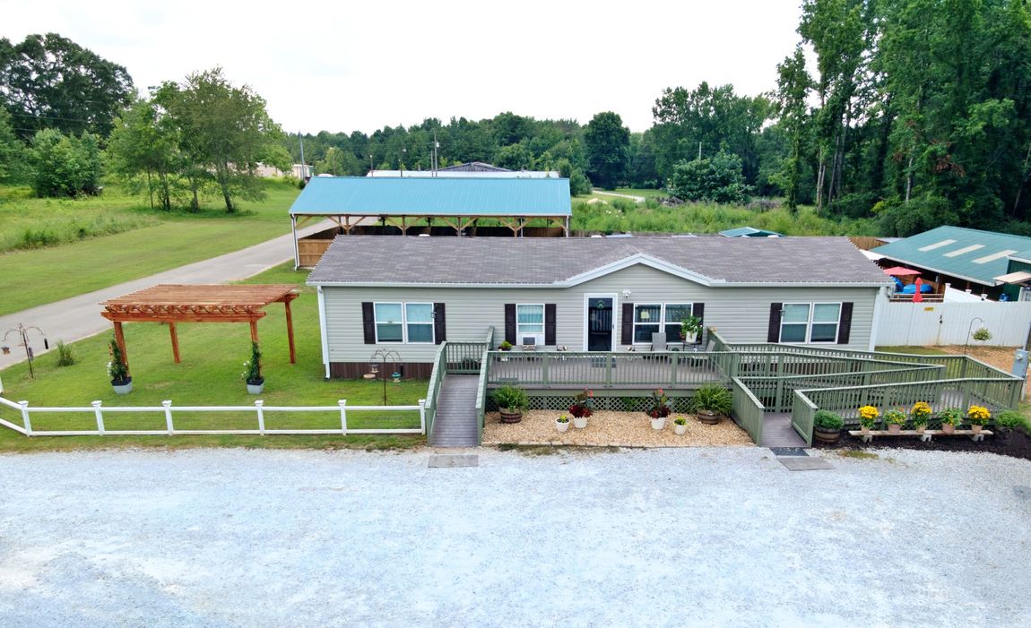 Explore our wide range of pet services within our expansive 30+ acres, including grooming, daycare, and boarding.